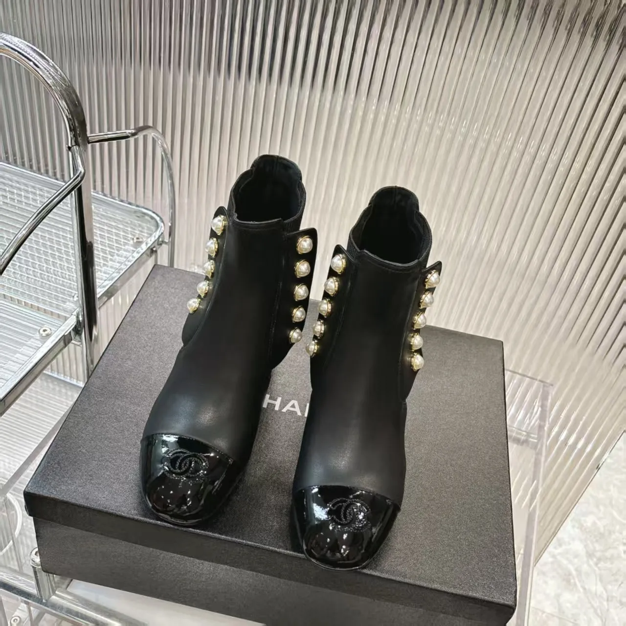 👟👟Ex-factory price 680👟👟 (top version) 𝗖𝗛𝗔𝗡𝗘𝗟𝟐5 years of Chanel𝐅𝐖Must-have for autumn and winter rhombus motorcycle boots Martin boots Xiaoxiangjia's super classic motorcycle boots sweet and cool shape can easily increase the height of the foot and elongate the legs. It is fashionable and fashionable with pearls One-to-one reproduction of the original 👟Material: First-layer cowhide ▪️Heel height: 6.5𝐜𝐦 ▪️Lining: sheepskin ▫️𝐒𝐢𝐳𝐞:𝟑𝟓-𝟒𝟏𝐌(𝟒𝟎, 𝟒𝟏 customization is not returnable) ▪️Sole: original 1:1 molded leather outsole ▫️Color: black, white, apricot (three colors included) ▪️Combined with original full set of packaging📦